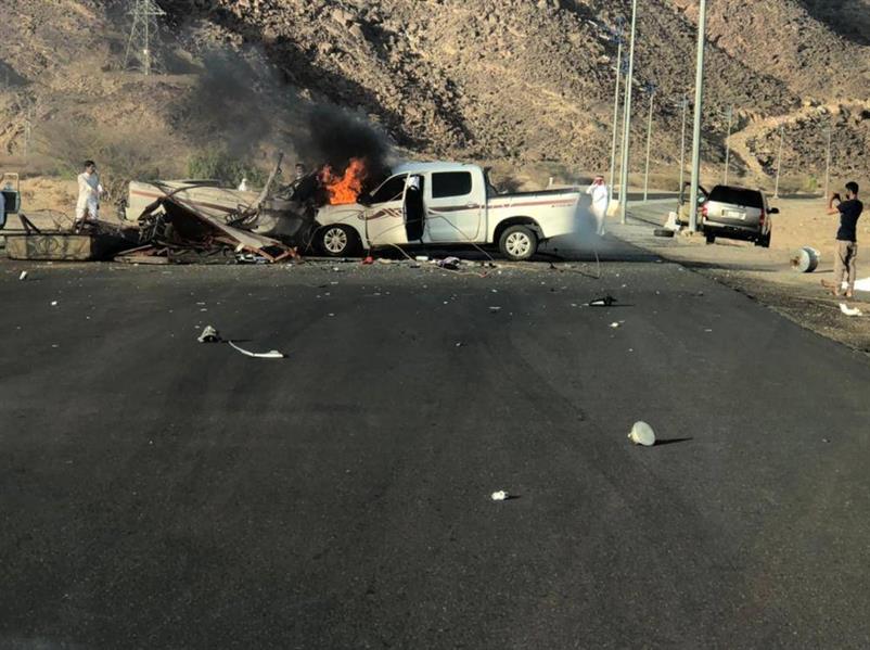 وفـاة 4 أشخاص مُتفحمين وإصابة 4 آخرين بحـادث مروّع في نجران (صور)