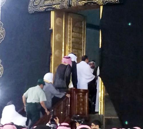 الرئيس المصري يؤدي مناسك العمرة