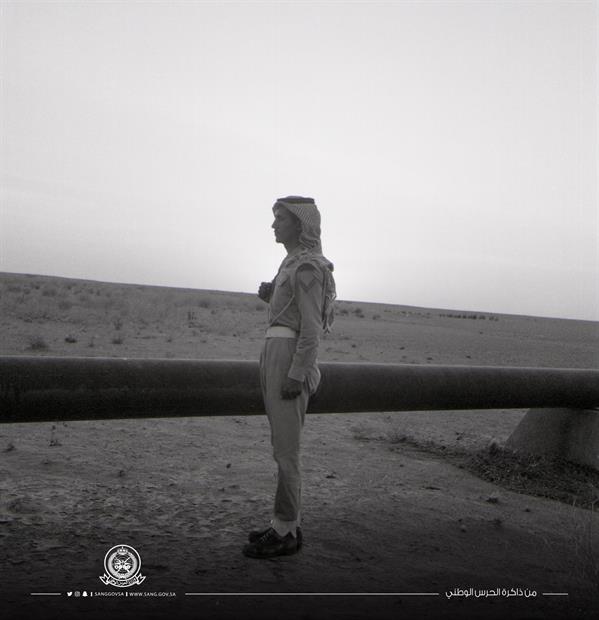  صورة قديمة لأحد جنود الحرس الوطني أثناء حراسته أنابيب نقل النفط قبل 40 عاما