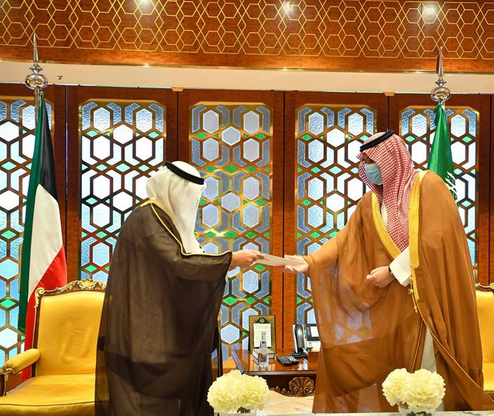 رسالتين من أمير الكويت لخادم الحرمين وولي العهد
