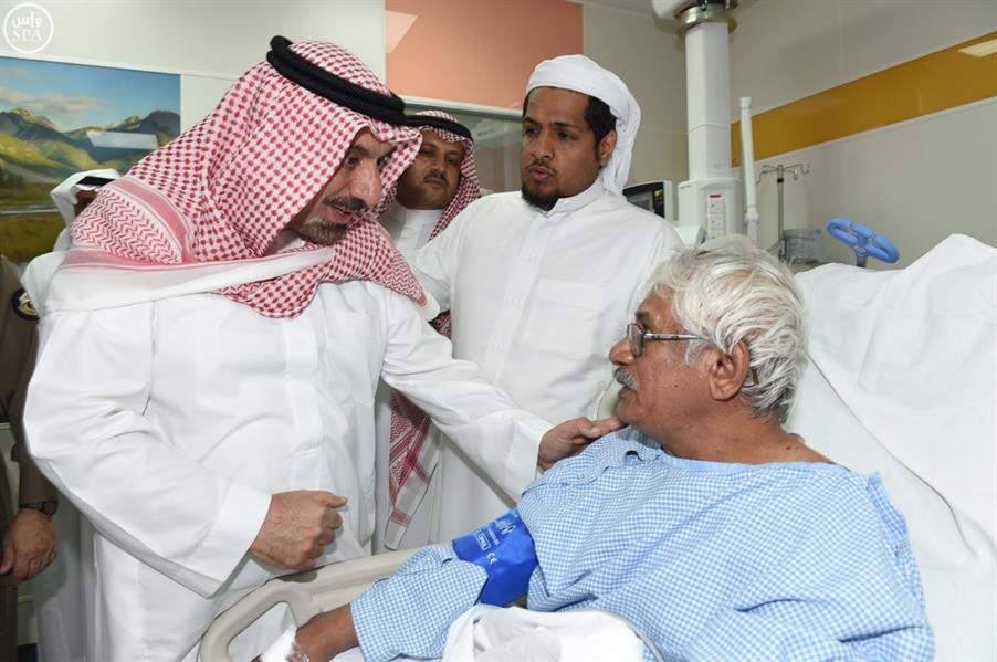 أمير نجران يتفقد مسجد المشهد ويزور المصابين بالمستشفى أمير نجران يتفقد مسجد المشهد ويزور المصابين بالمستشفى