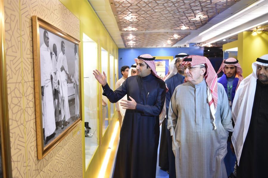 خالد بن عبدالله يزور جناح والده بـ 