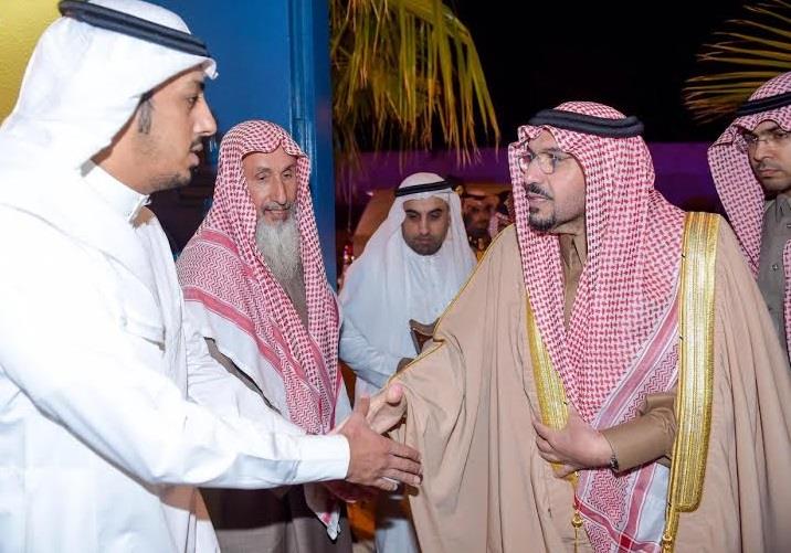 أمير القصيم ينقل تعازي القيادة في الشهيد عبدالله الحوشاني