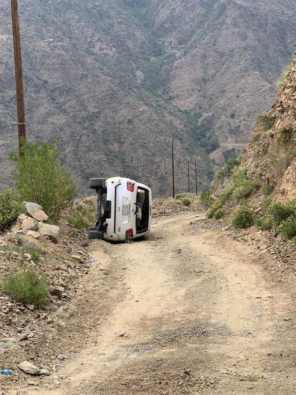 شاهد.. نجاة عائلة سعودية من الموت بعد سقوط سيارتهم في عقبة بسودة عسير   