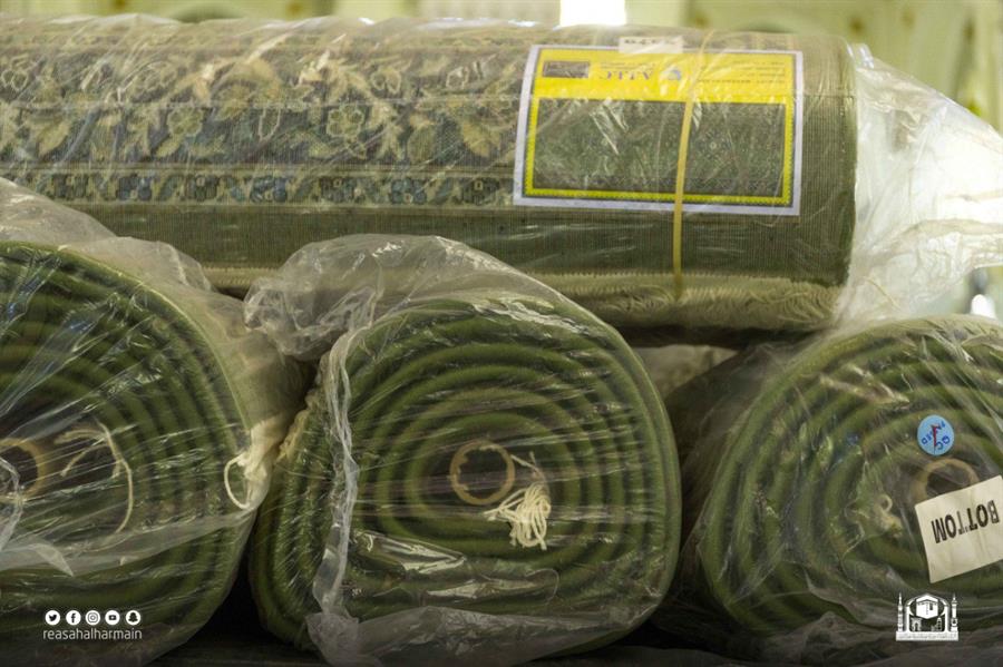 فرش 25 ألف سجادة فاخرة جديدة بالمسجد الحرام استقبالاً لشهر رمضان فرش 25 ألف سجادة فاخرة جديدة بالمسجد الحرام استقبالاً لشهر رمضان