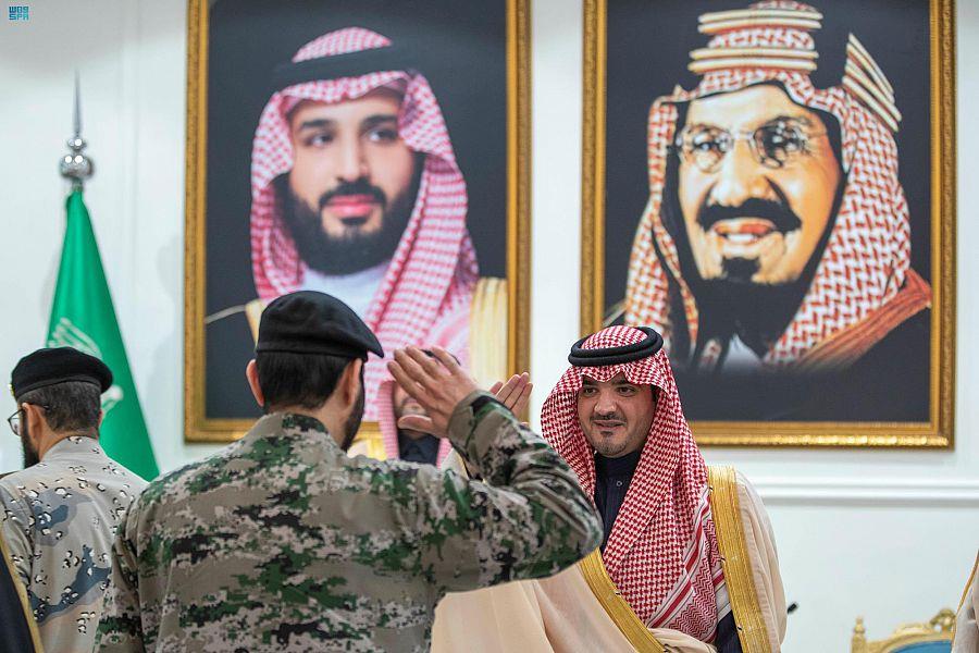 وزير الداخلية يلتقي متقاعدي الوزارة في الحدود الشمالية وزير الداخلية يلتقي متقاعدي الوزارة في الحدود الشمالية