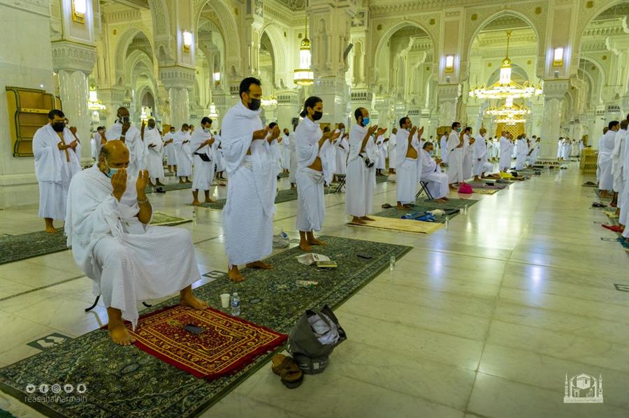 المصلون يشهدون ختم القرآن بالحرمين الشريفين وسط أجواء روحانية المصلون يشهدون ختم القرآن بالحرمين الشريفين وسط أجواء روحانية