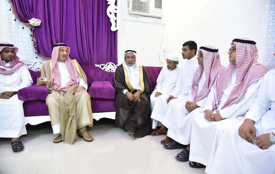 أمير جازان ينقل تعازي القيادة لذوي الشهيد الجندي حكمي