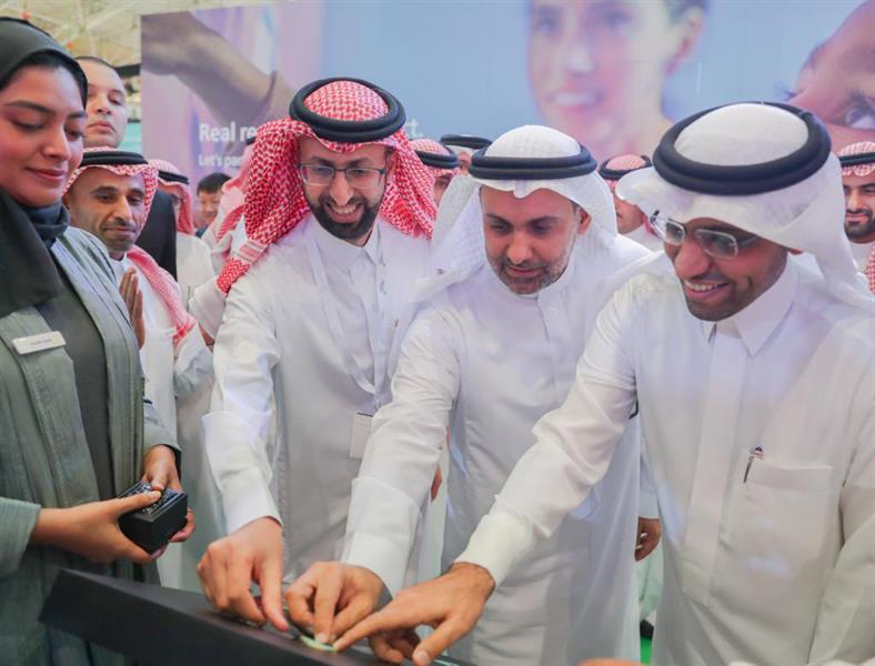 وزير الصحة يدشن مصنعاً للأجهزة الطبية بحضور الرئيس التنفيذي لـ"الغذاء والدواء"