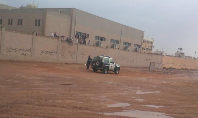 صورة طريفة لطلاب يحاولون الهرب من أعلى سور مدرسة بتبوك.. ولكن فاجأهم مالم يتوقعوه