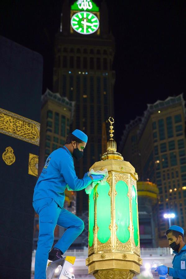 تطهير وتلميع الإطار الخارجي لمقام إبراهيم عليه السلام