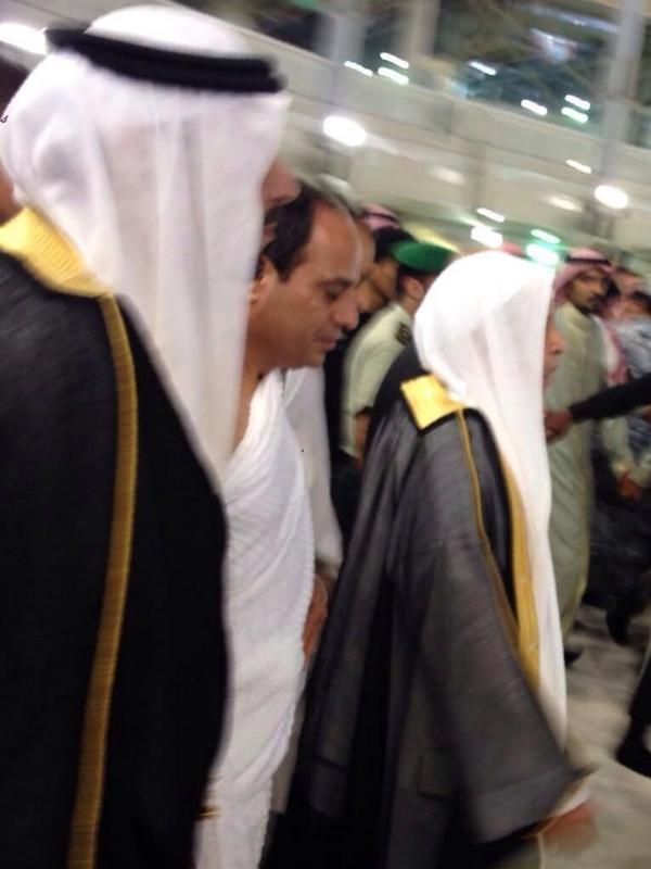 الرئيس المصري يؤدي مناسك العمرة