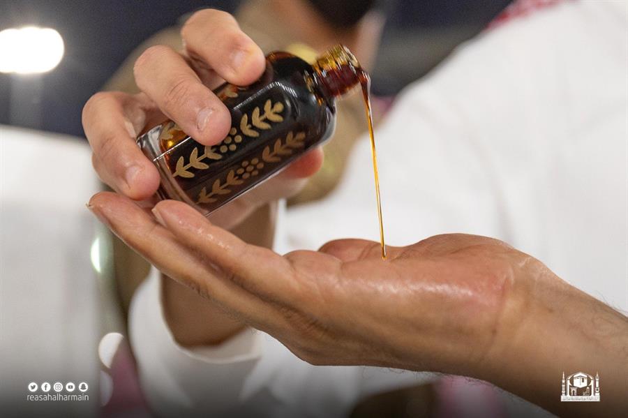 صور.. السديس يُشارك في تطييب الكعبة المشرفة 