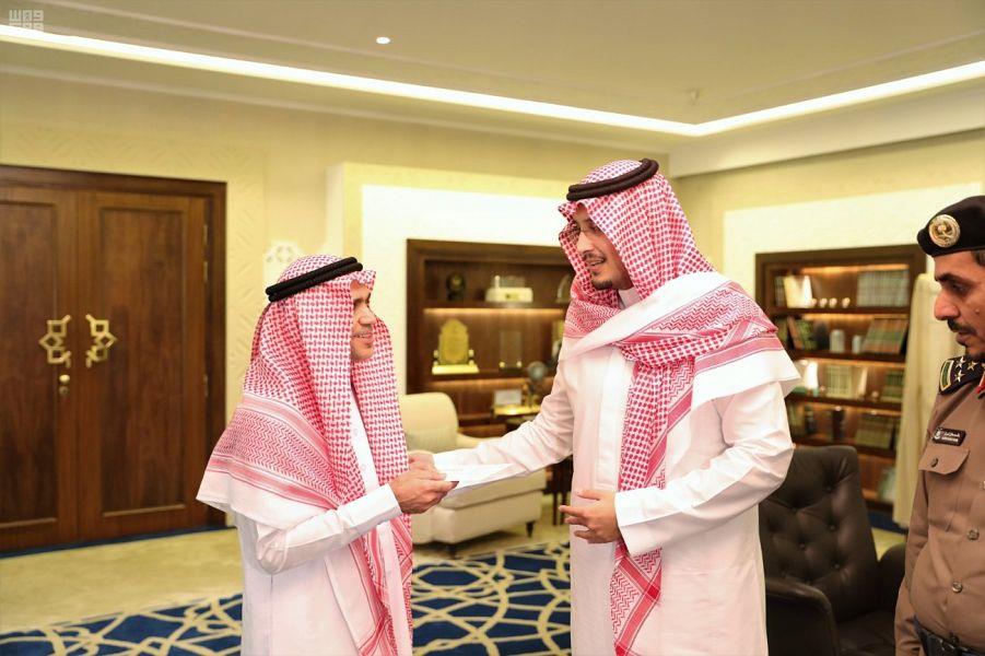 نائب أمير المنطقة الشرقية يكرم مواطنين أنقذا عائلةً من الحريق بمحافظة الأحساء