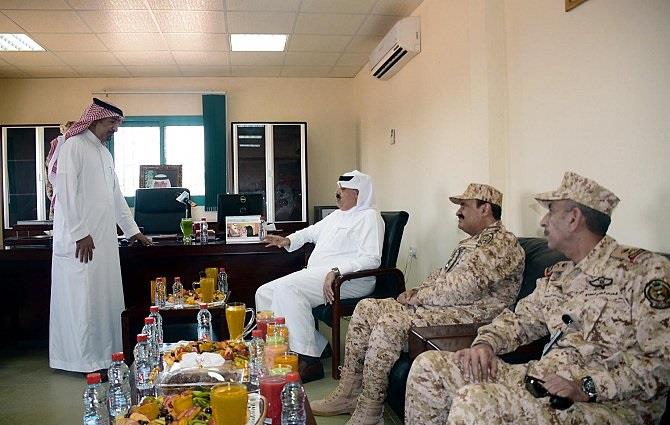 متعب بن عبدالله يعايد قوات الحرس الوطني في عرعر