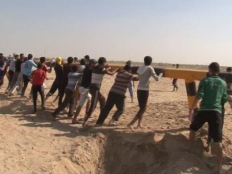 سكان بلدة عراقية على الحدود مع الكويت يقولون إن ترسيم الحدود بين البلدين سلبهم أراضي وممتلكات