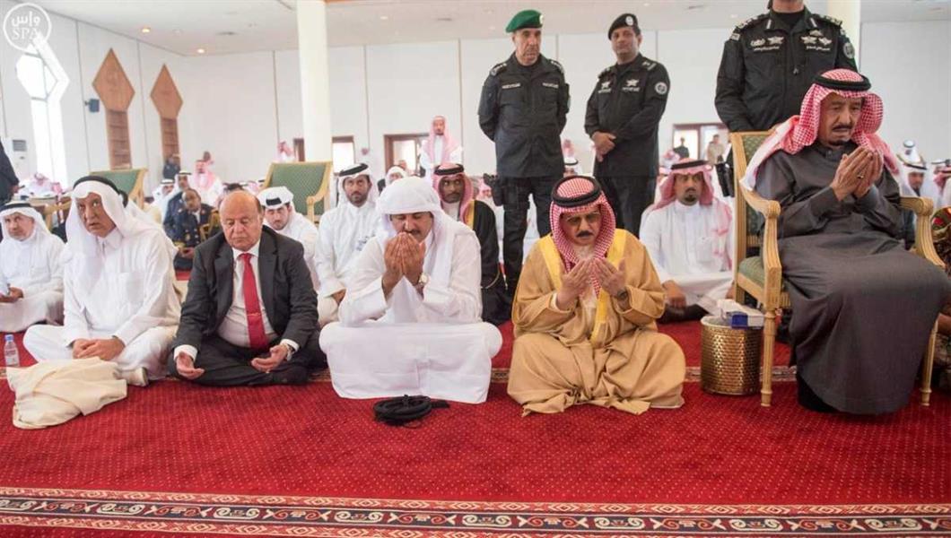  خادم الحرمين وعدد من قادة رعد الشمال يؤدون صلاة الجمعة في جامع الضيافة الملَكية بحفر الباطن