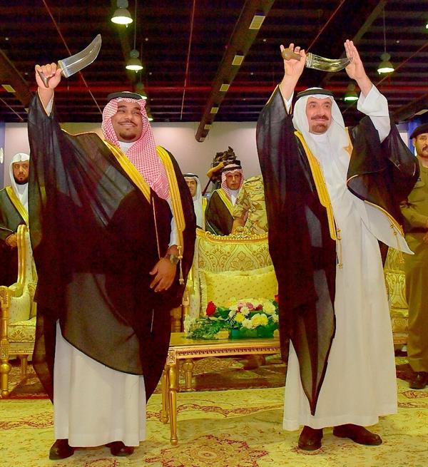 بالصور.. أمير نجران يقبّل أيادي ورؤوس أبناء الشهداء ويشارك أهالي المنطقة العرضة 