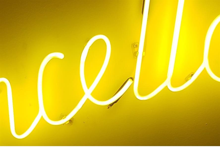 شديد الصفار والبرتقالي