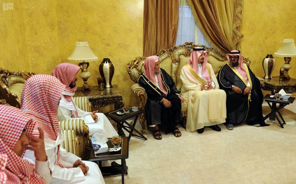 أمير منطقة عسير يعزي أسرة الفرطيش
