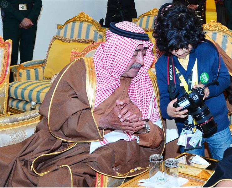 الأمير مقرن يلتقي أصغر مصور فوتوغرافي