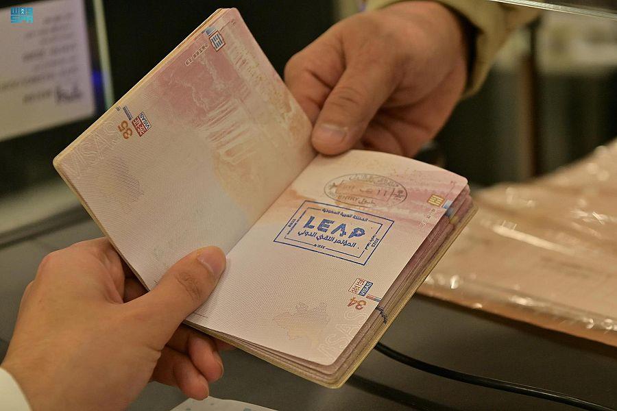 جوازات مطار الملك خالد الدولي تستقبل المسافرين بختم خاص