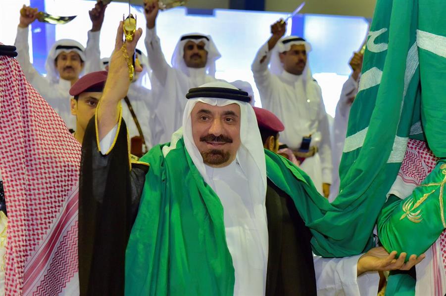 بالصور.. أمير نجران يقبّل أيادي ورؤوس أبناء الشهداء ويشارك أهالي المنطقة العرضة 