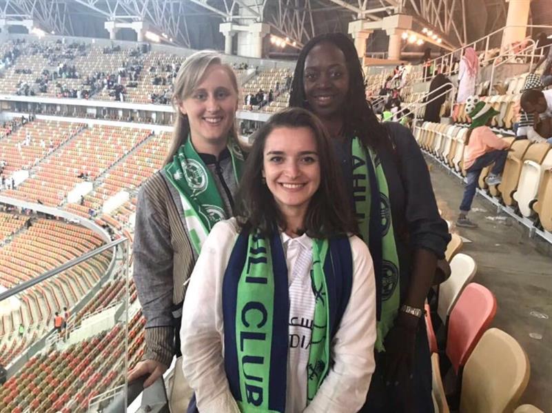 شاهد.. سيدات من قنصلية أمريكا في جدة يحضرن مباراة الأهلي والباطن