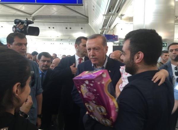 بالصور.. أردوغان يزور مطار أتاتورك بإسطنبول عقب الهجوم الإرهابي بالصور.. أردوغان يزور مطار أتاتورك بإسطنبول عقب الهجوم الإرهابي