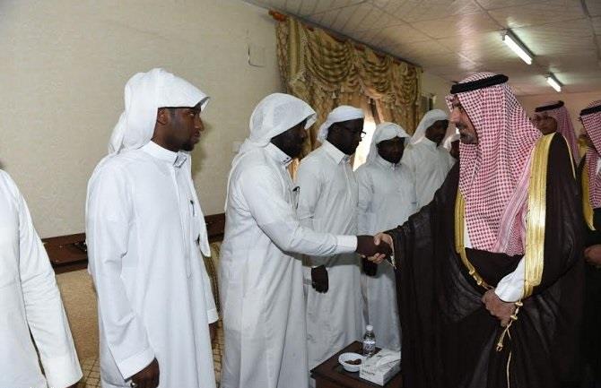 بالفيديو.. أمير نجران يعزي ذوي شهيدي الاعتداء الإرهابي على مسجد المشهد