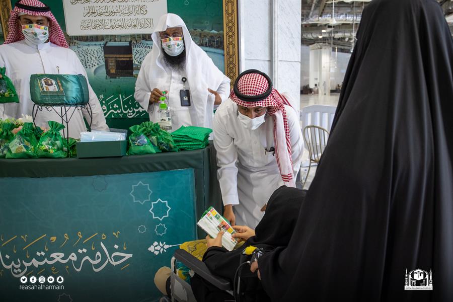 احتفالًا باليوم الوطني.. توزيع الهدايا على قاصدي المسجد الحرام
