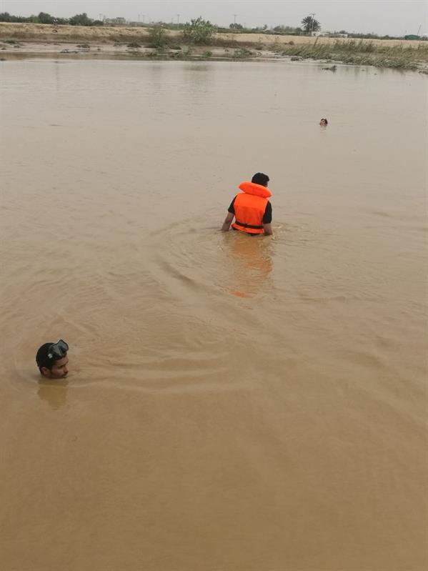 العثور على جثة ثلاثيني جرفت السيول مركبته بالعارضة وانتشال غريق يمني في صبيا