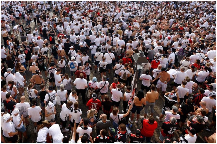 استقبال أسطوري من جماهير آينتراخت فرانكفورت الألماني للاعبي فريقها