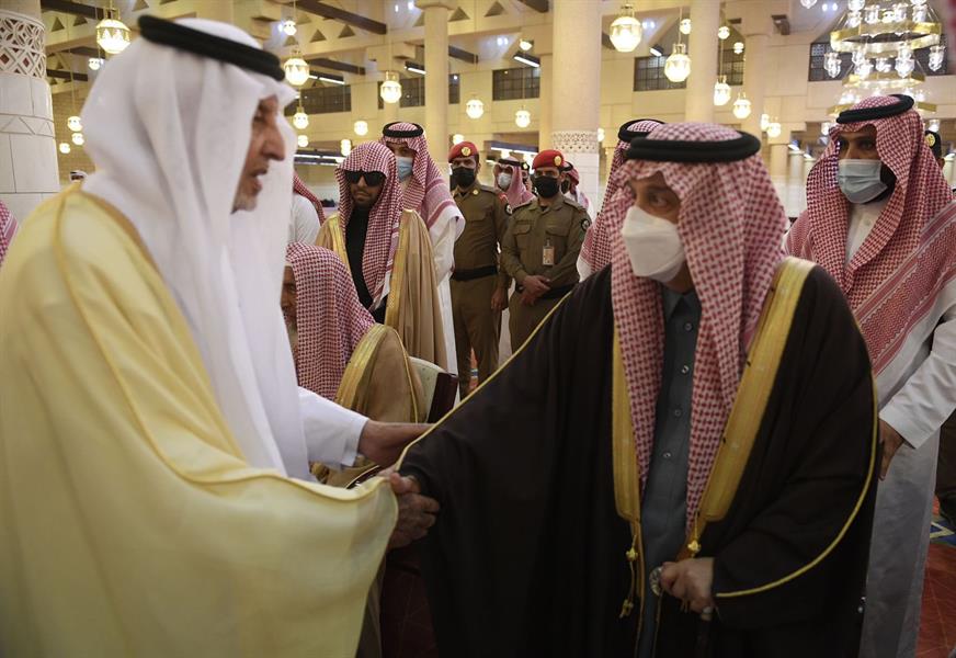 أمير الرياض يؤدي صلاة الميت على الأميرة نورة بنت فيصل بن عبدالعزيز 