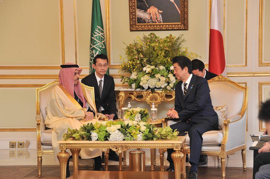 رئيس وزراء اليابان يستقبل وزير الخارجية