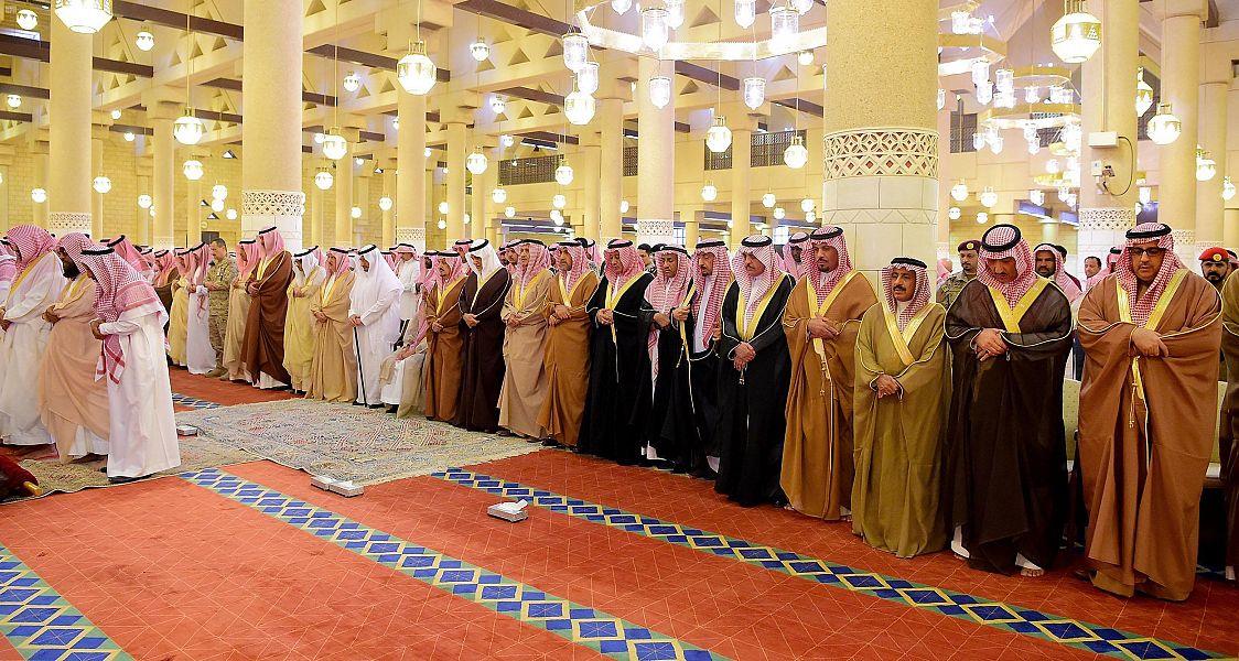 أمير الرياض يُؤدي صلاة الميت على الأمير عبدالعزيز بن عبدالله بن فيصل بن فرحان 