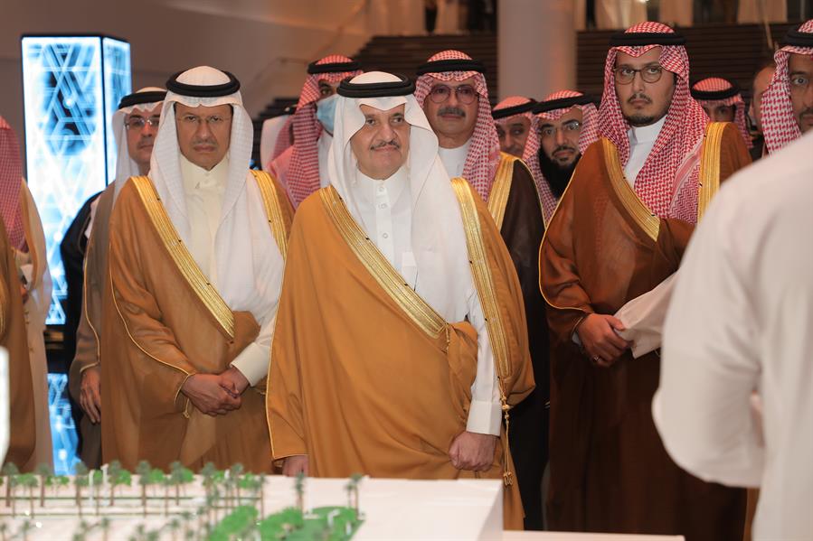 وزير الطاقة: نعمل على تطوير حقول الغاز لإنتاج 630 ألف برميل يومياً من سوائل الغاز الطبيعي والمُكثَّفَات وزير الطاقة: نعمل على تطوير حقول الغاز لإنتاج 630 ألف برميل يومياً من سوائل الغاز الطبيعي والمُكثَّفَات