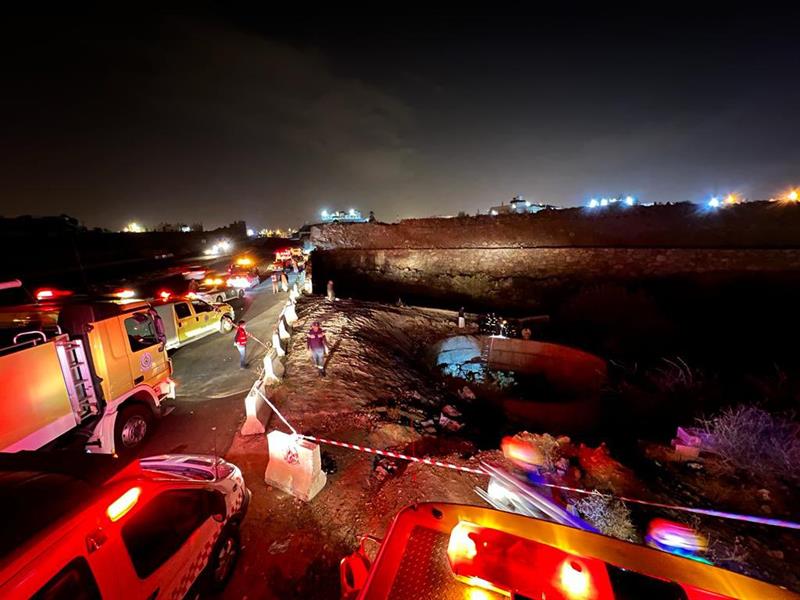 إنقاذ شخص سقطت مركبته في بئر بخميس مشيط  