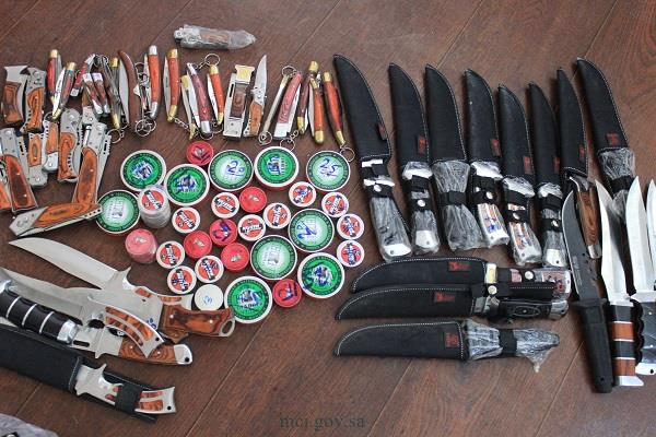 ضبط كميات كبيرة من السكاكين