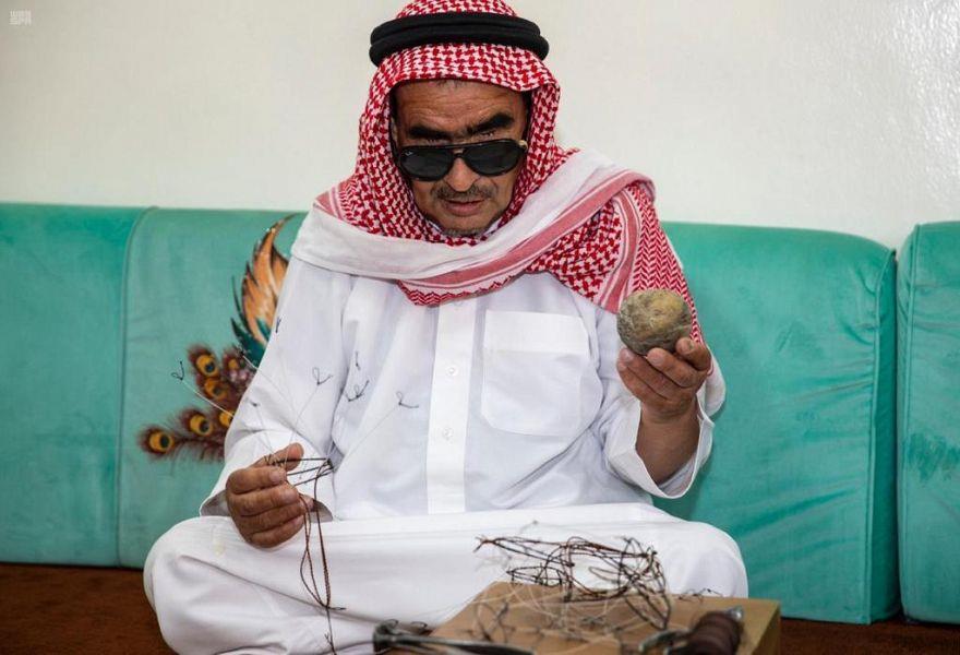 اكتسب شهرة واسعة.. كفيف يحترف صناعة مصيدة للصقور بطريف (صور) 