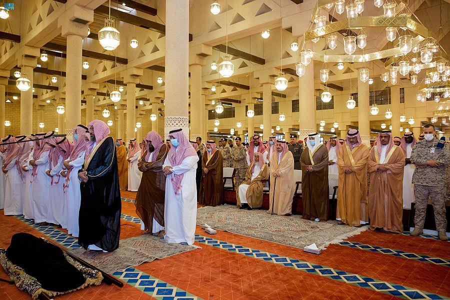أمير الرياض يؤدي صلاة الميت على والدة الأمير نايف بن ماجد بن سعود