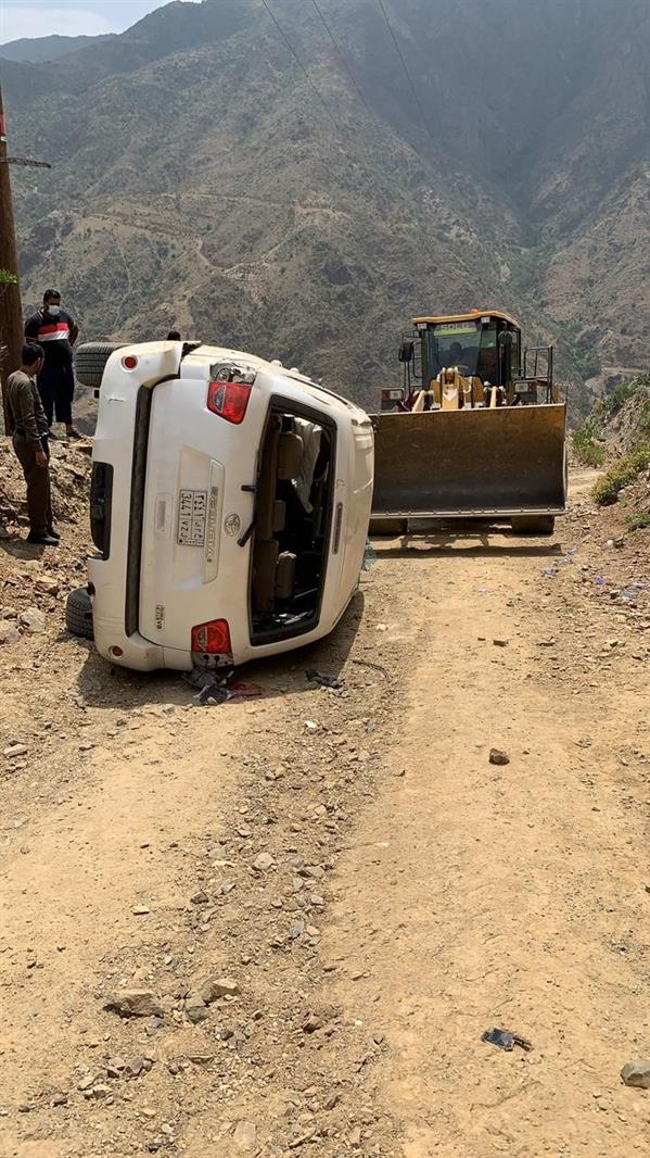 شاهد.. نجاة عائلة سعودية من الموت بعد سقوط سيارتهم في عقبة بسودة عسير   