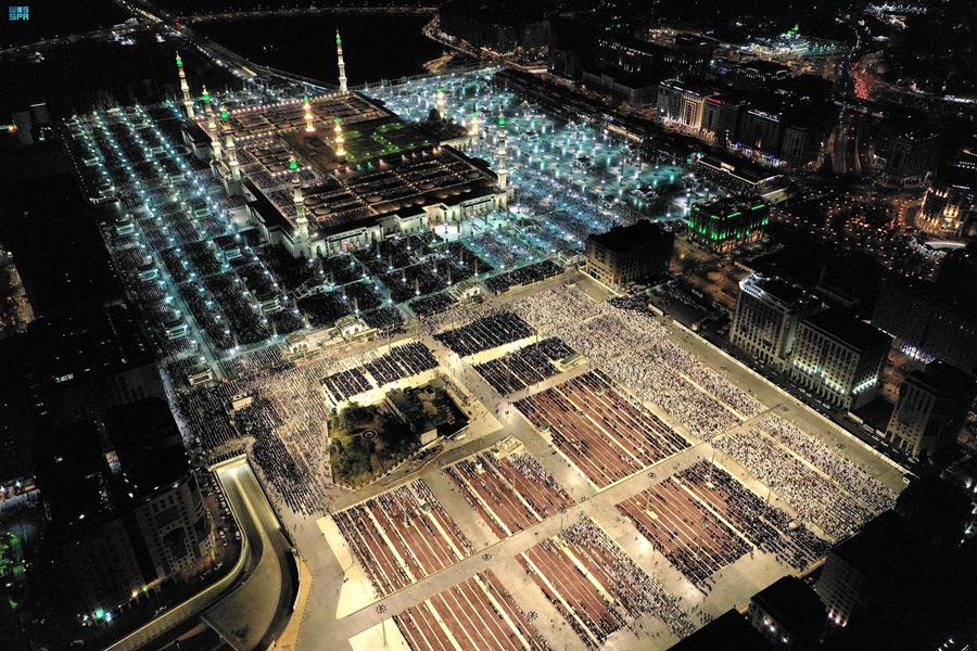 وسط أجواء إيمانية.. قاصدو المسجد الحرام والمسجد النبوي يشهدون ختم القرآن في ليلة 29 (صور) 