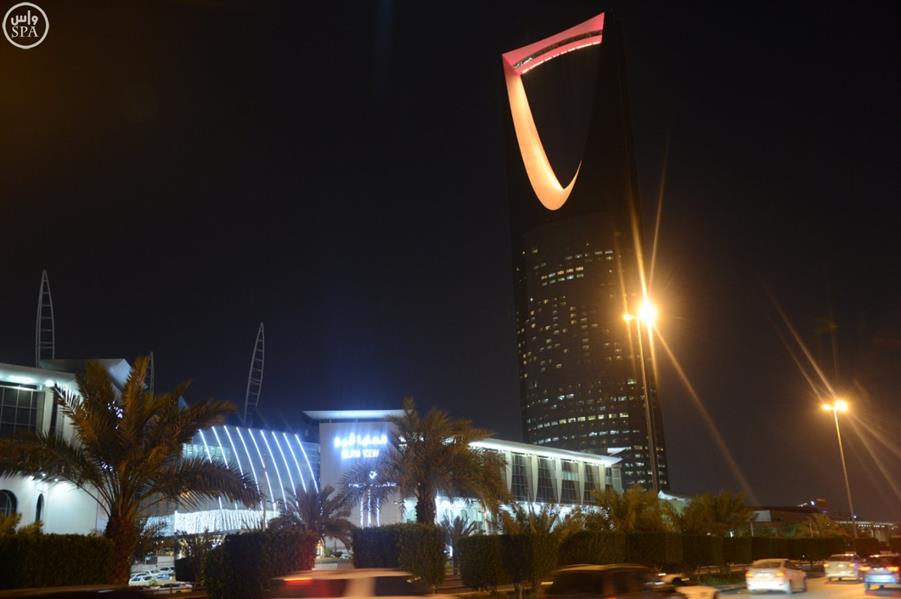 ألوان العلم البلجيكي على برج المملكة بالرياض ألوان العلم البلجيكي على برج المملكة بالرياض