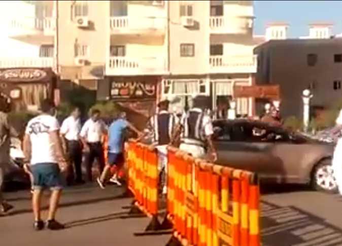 مصر: سيارة تقتحم نقطة أمنية وتدهس ضابطا والسبب حفلة 