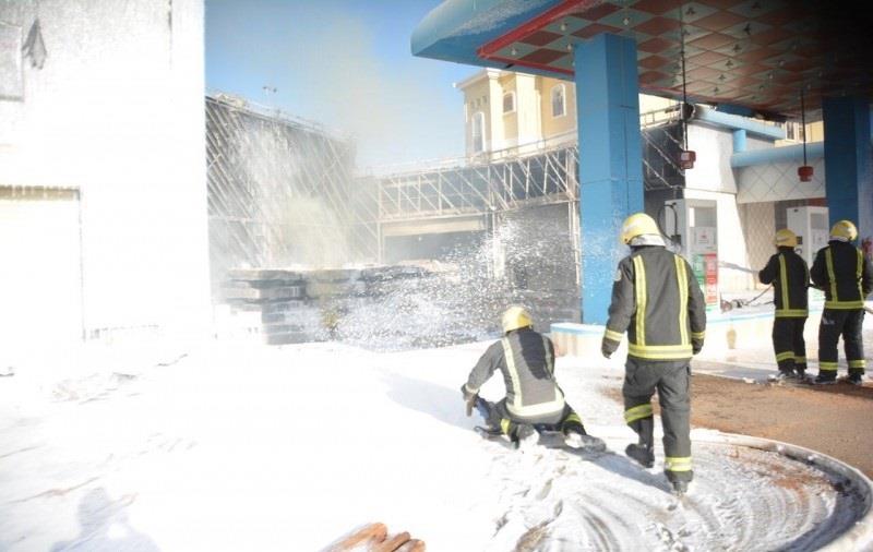 شاهد.. اشتعال الخزانات الأرضية في محطة وقود.. و