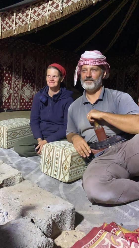 رحالة ألماني يصطحب أسرته لزيارة استكشافية بنجران