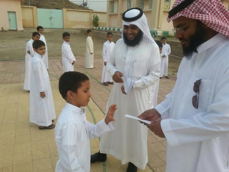  مدرسة ابتدائية تستقبل طلابها بالمبالغ النقدية والبوفيه المفتوح