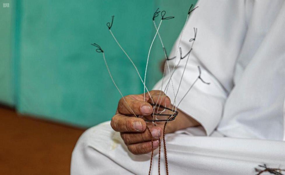 اكتسب شهرة واسعة.. كفيف يحترف صناعة مصيدة للصقور بطريف (صور) اكتسب شهرة واسعة.. كفيف يحترف صناعة مصيدة للصقور بطريف (صور)