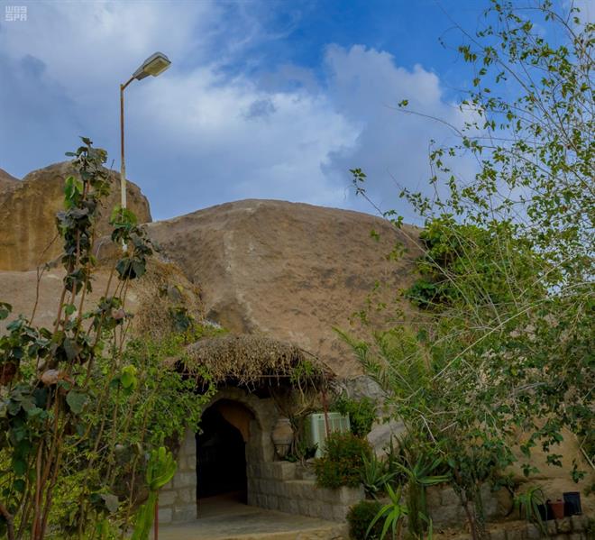 كهوف ومفازات جبل الشدا الأسفل الأثرية بالباحة كهوف ومفازات جبل الشدا الأسفل الأثرية بالباحة